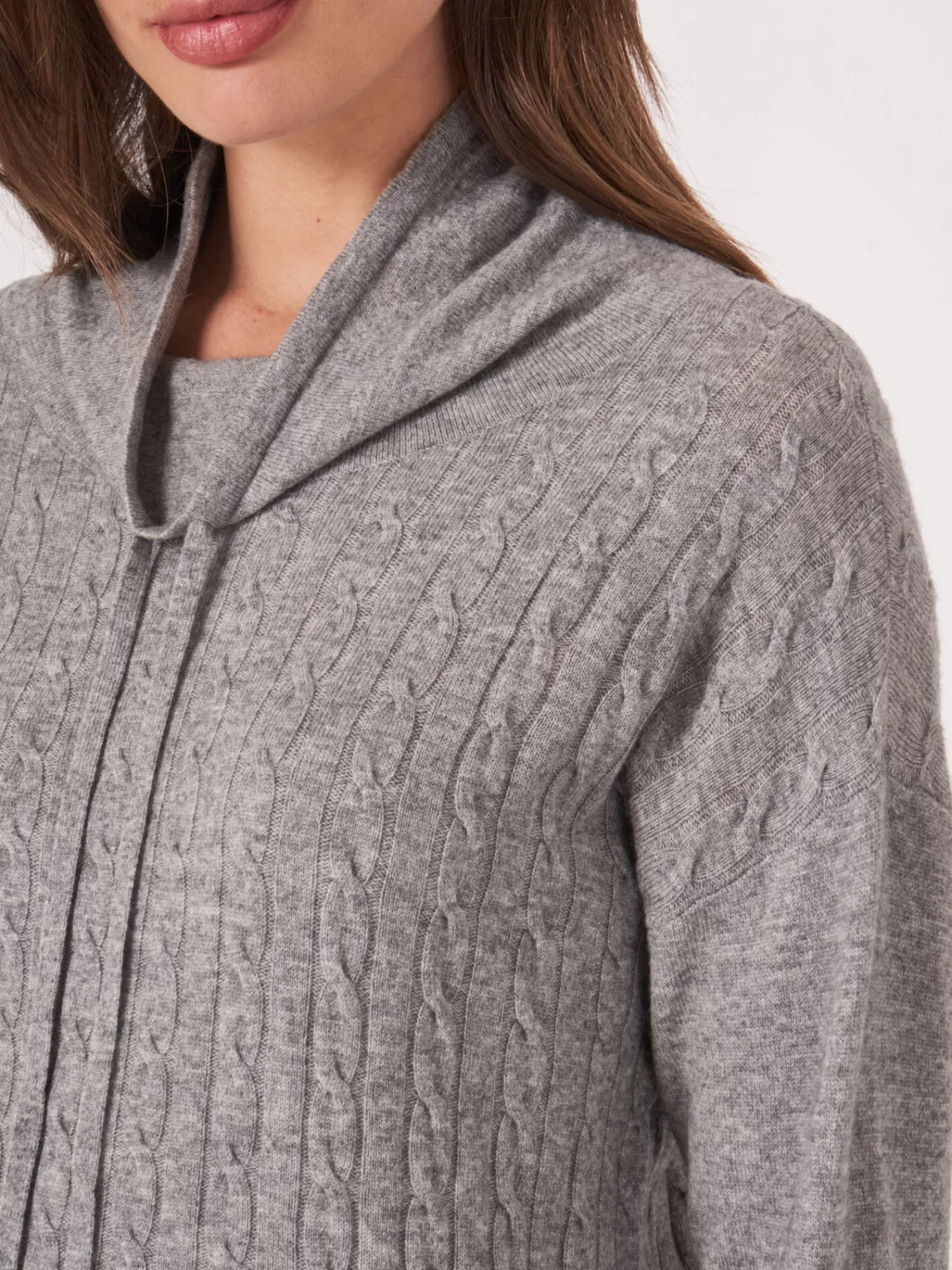 Fashion Trui In Fijn Kabelpatroon Met Opstaande Kraag En Trekkoord Dames Truien