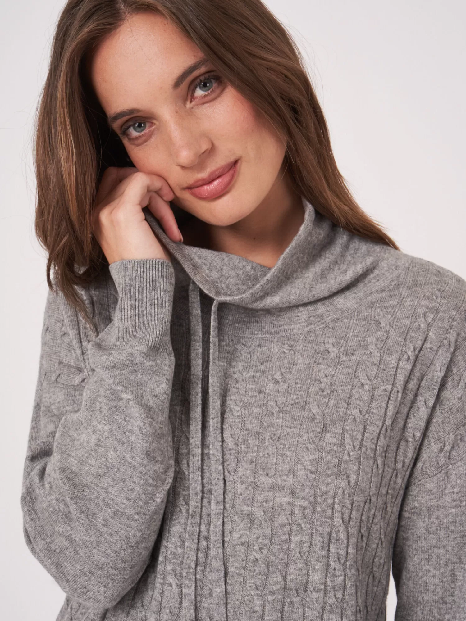 Fashion Trui In Fijn Kabelpatroon Met Opstaande Kraag En Trekkoord Dames Truien